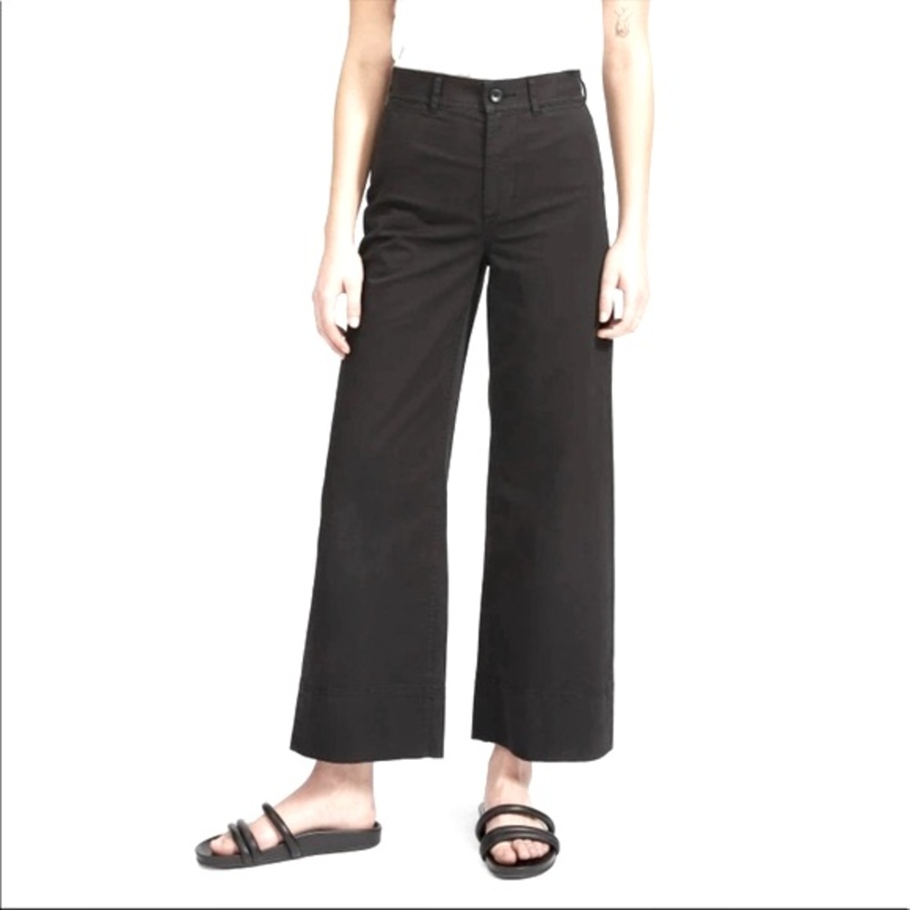 Everlane The Lightweight Wide-Leg Crop Chino Pants in Black